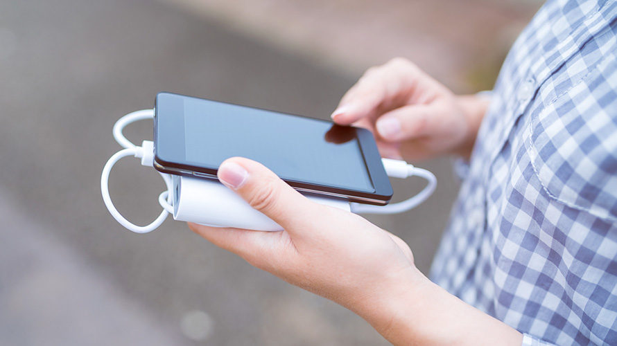モバイルバッテリーの選び方は? 長持ちさせるコツや使用時の注意点も